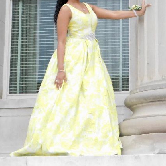 Yellow & Silver Alyce Paris prom dress size 6